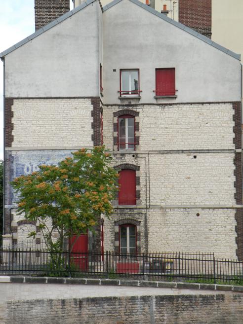 immeuble au bord des voies ferrées